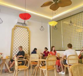 GHẾ GỖ TỰA MÂY THONET CÓ TAY TỰA
