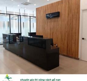 Thi công vách nan gỗ sồi tự nhiên tại TP HCM.